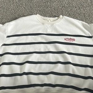 White and black H&M sweater